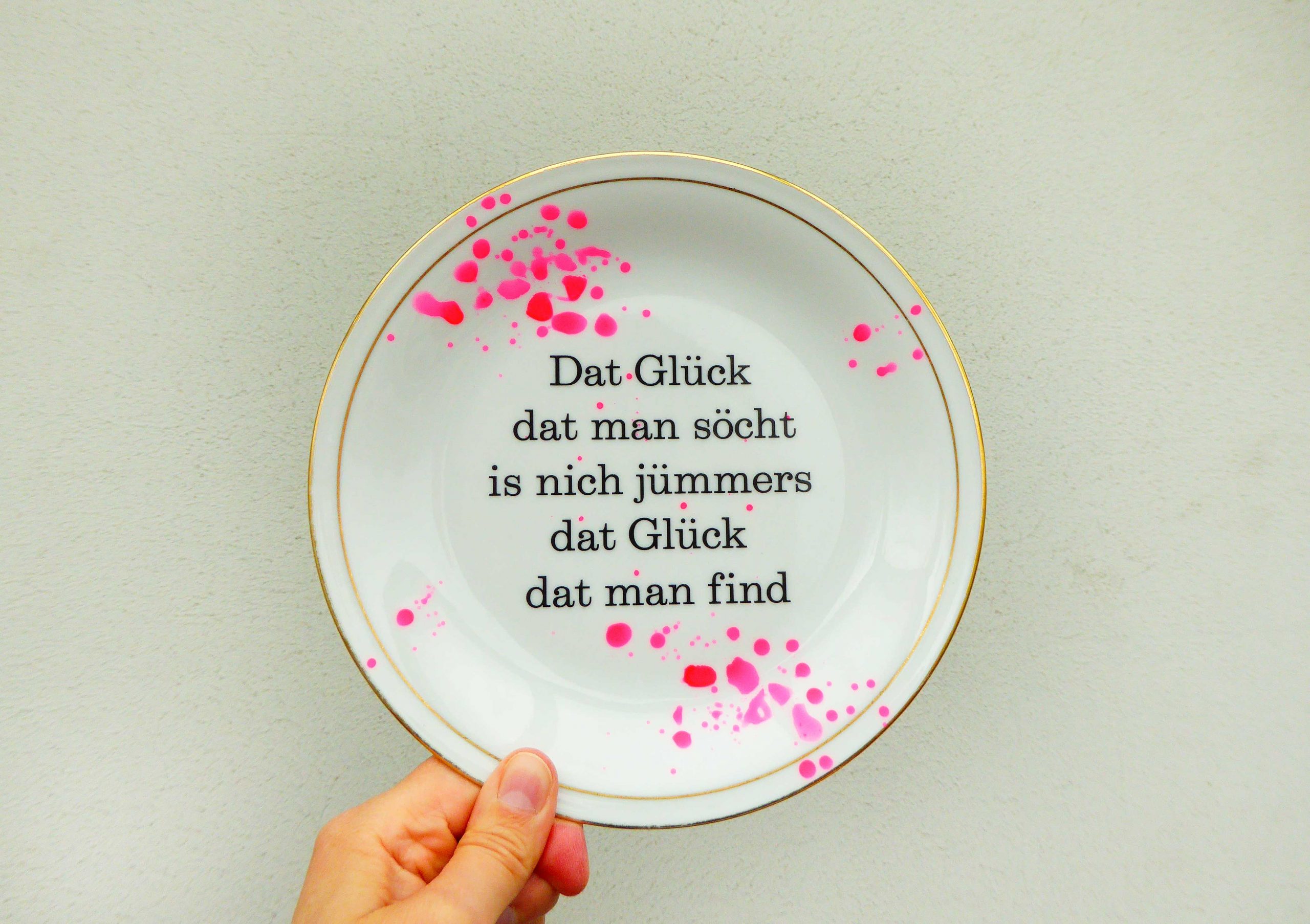 Wandteller Glück Typo Herr Fuchs 19cm neon Punkte Kleckse pink gold vintage plattdeutsch