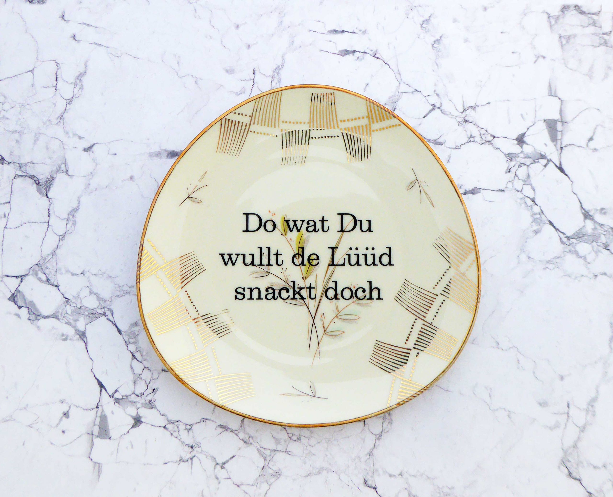 Wandteller Typo Do wat du wullt vintage Herr Fuchs Gold Bunt 19cm Muster oval plattdeutsch Linien
