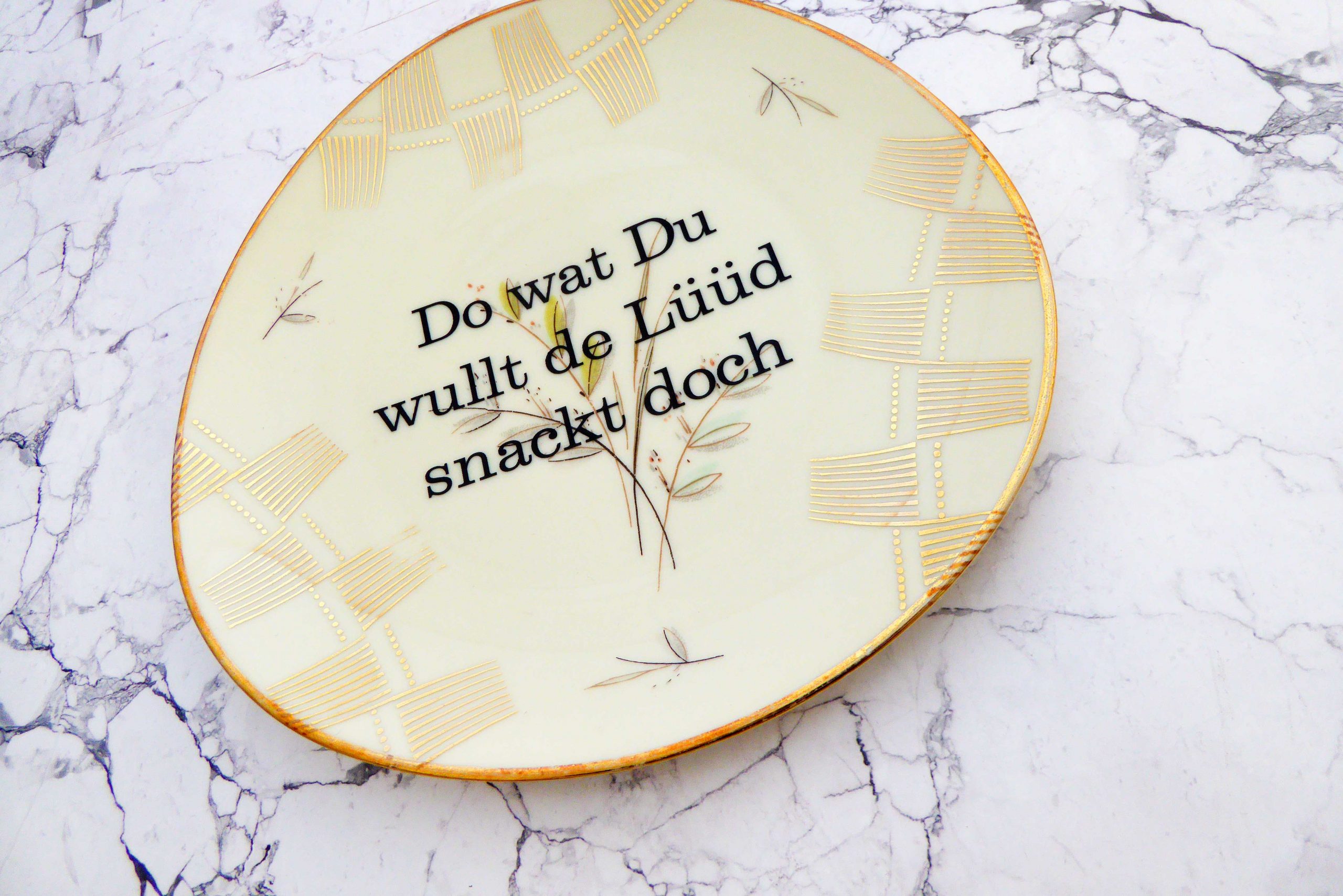 Wandteller Typo Do wat du wullt vintage Herr Fuchs Gold Bunt 19cm Muster oval plattdeutsch Linien – Bild 2