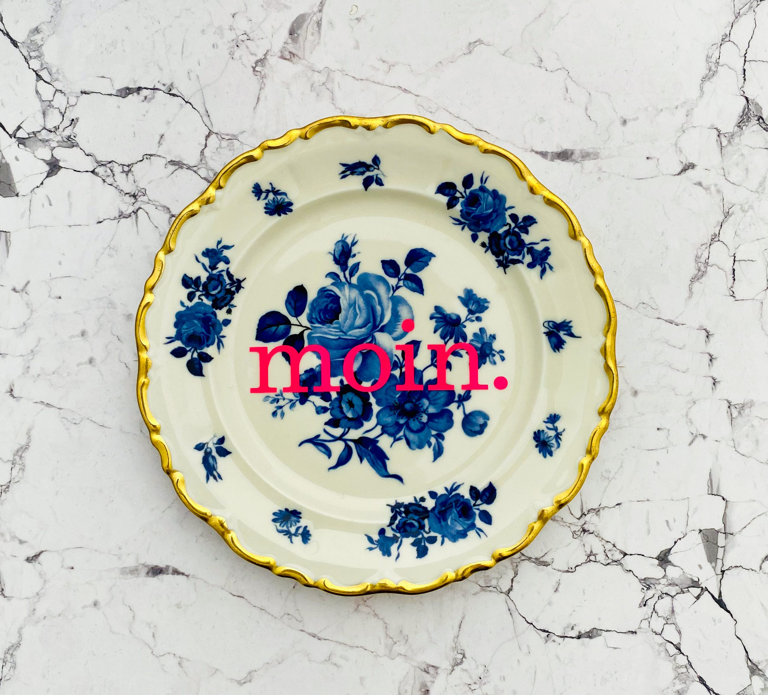 Wandteller Typo moin. vintage Herr Fuchs Teller neonpink blau Gold Blumen 19cm