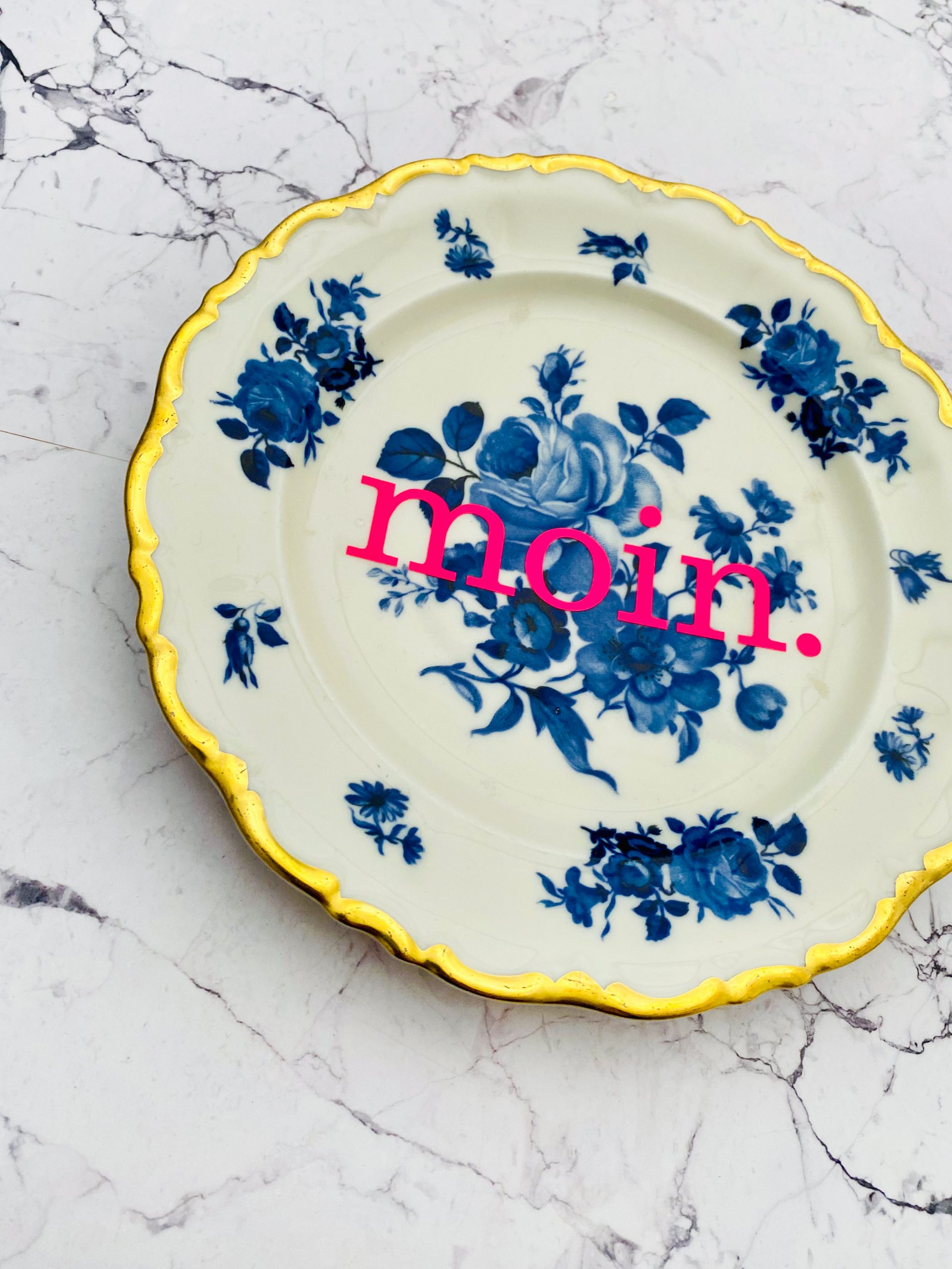 Wandteller Typo moin. vintage Herr Fuchs Teller neonpink blau Gold Blumen 19cm – Bild 2