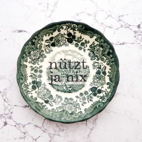 Wandteller Typo nützt ja nix vintage Herr Fuchs Wedgewood  14cm grün