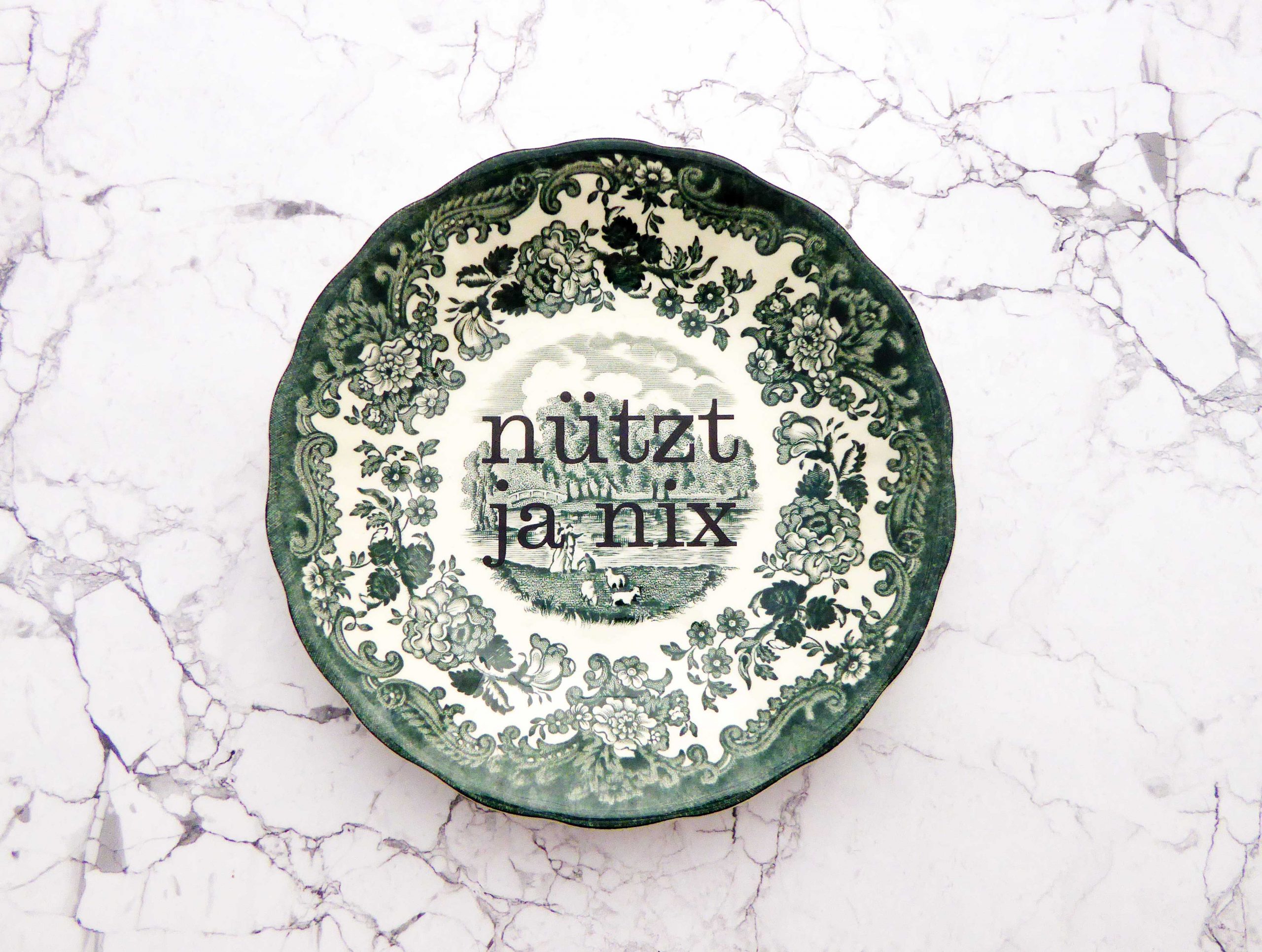 Wandteller Typo nützt ja nix vintage Herr Fuchs Wedgewood 14cm grün