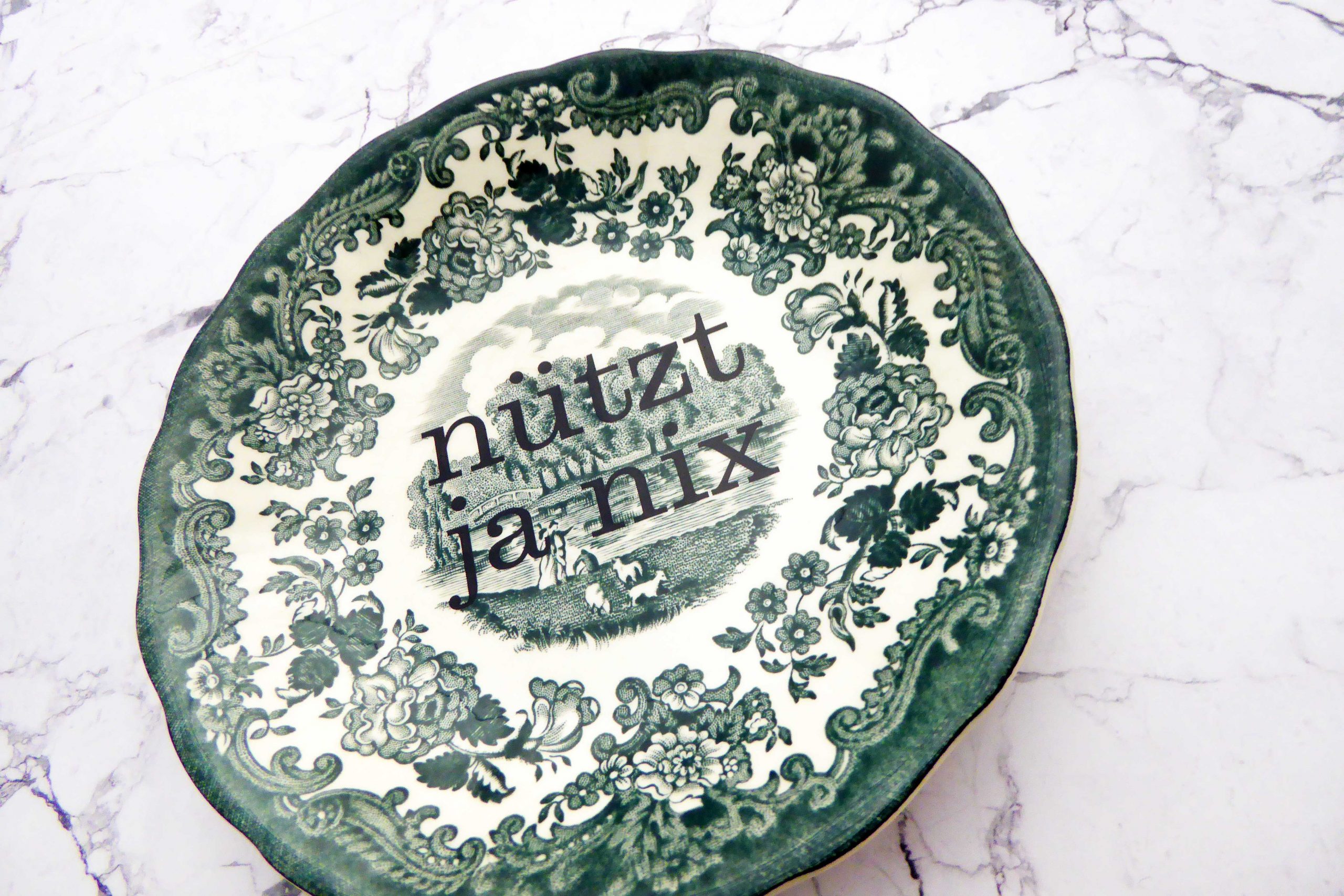 Wandteller Typo nützt ja nix vintage Herr Fuchs Wedgewood 14cm grün – Bild 2