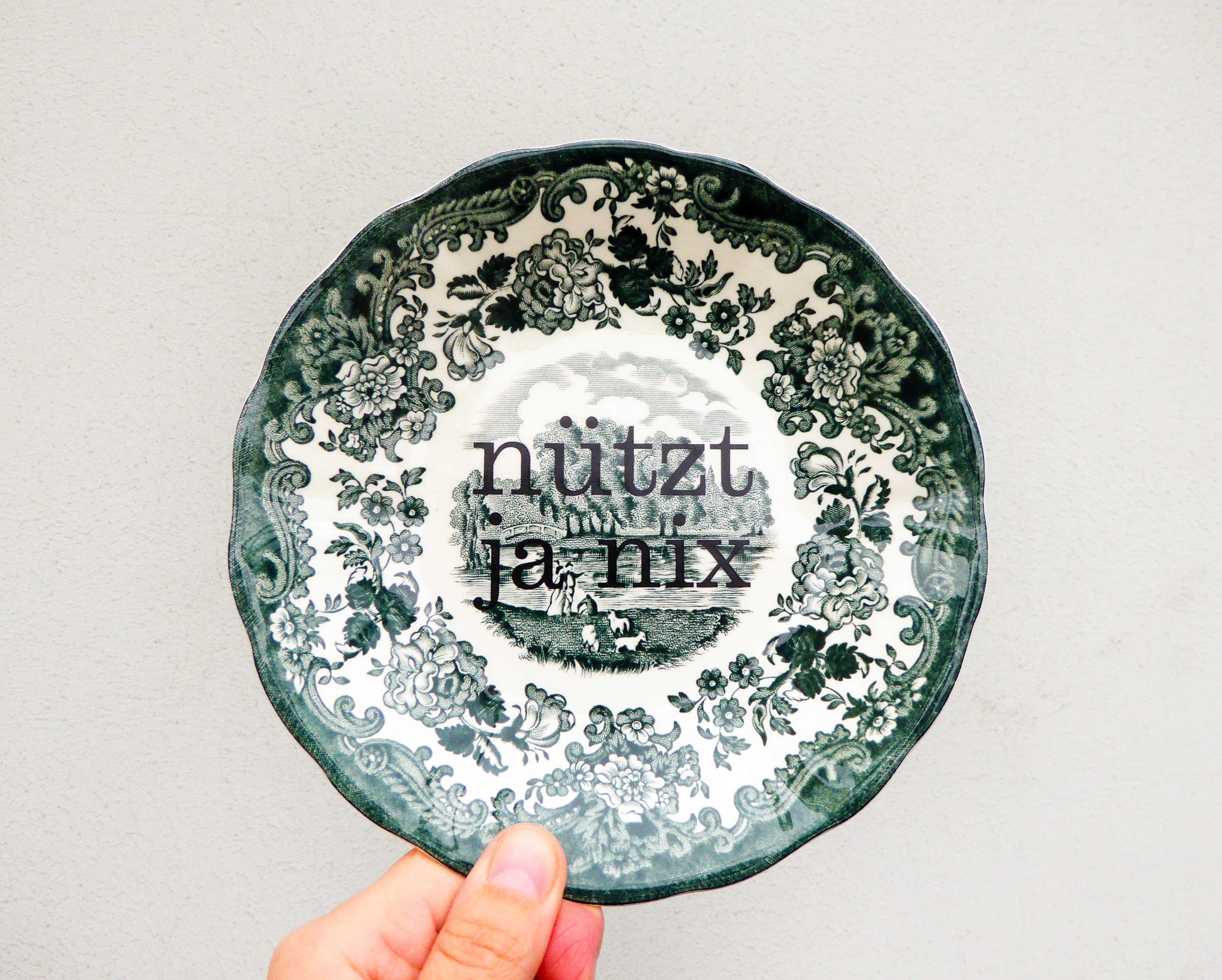 Wandteller Typo nützt ja nix vintage Herr Fuchs Wedgewood 14cm grün – Bild 3