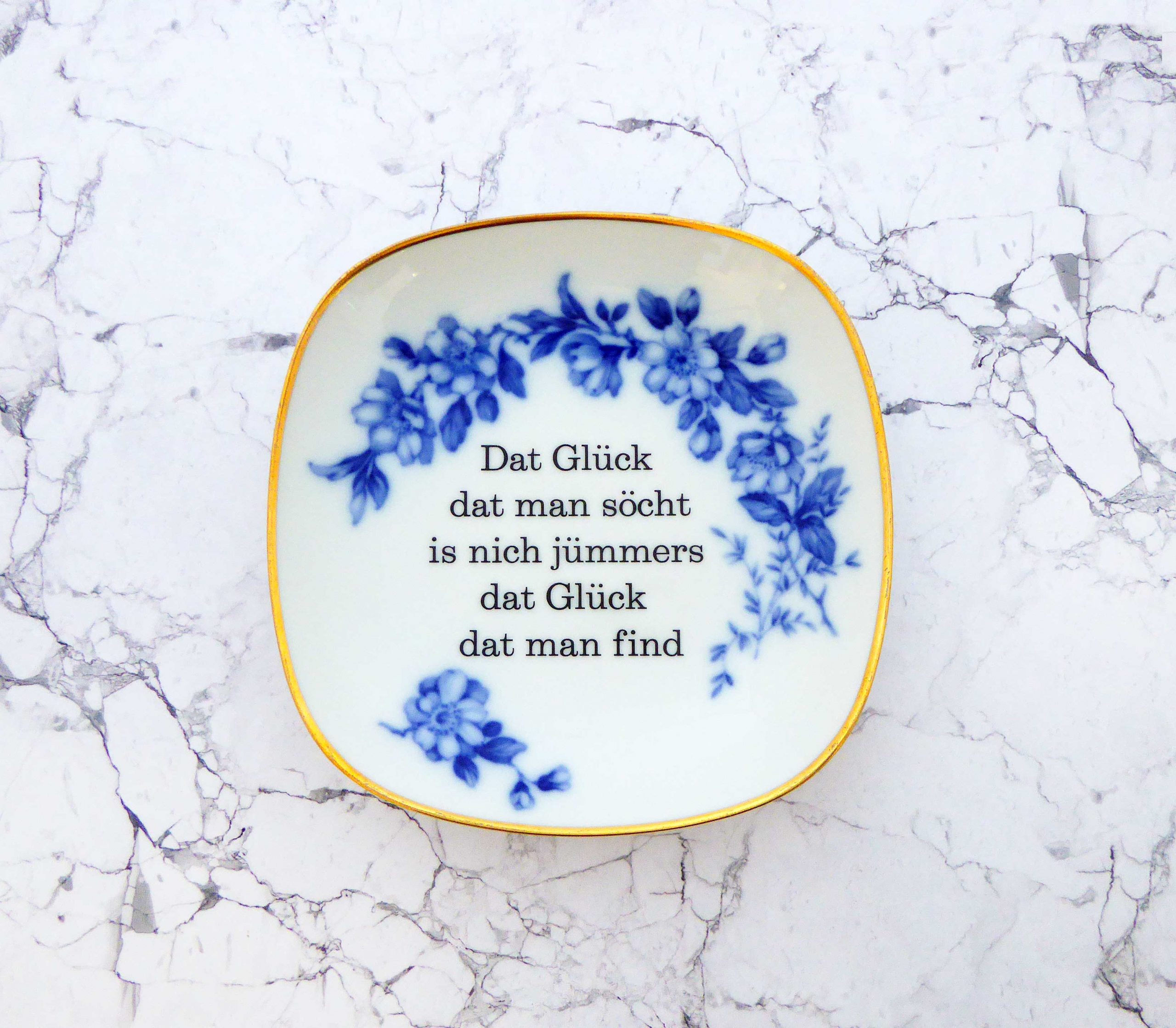 Wandteller Typo Glück vintage Herr Fuchs Teller blau/gold eckig gold plattdeutsch Blumen 19cm