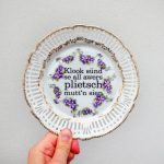 Wandteller Typo plietsch 17cm lila/gold Herr Fuchs Muster plattdeutsch Blume