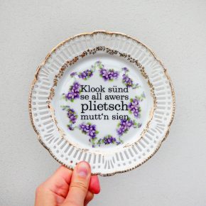 Wandteller Typo plietsch 17cm lila/gold Herr Fuchs Muster plattdeutsch Blume