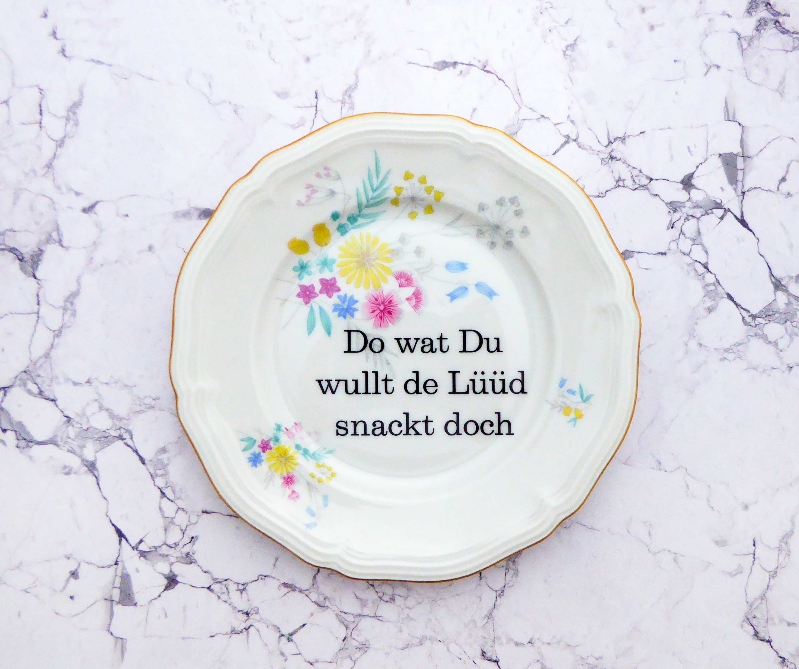 Wandteller Typo Do wat du wullt vintage Herr Fuchs Gold Bunt 19cm Blume plattdeutsch