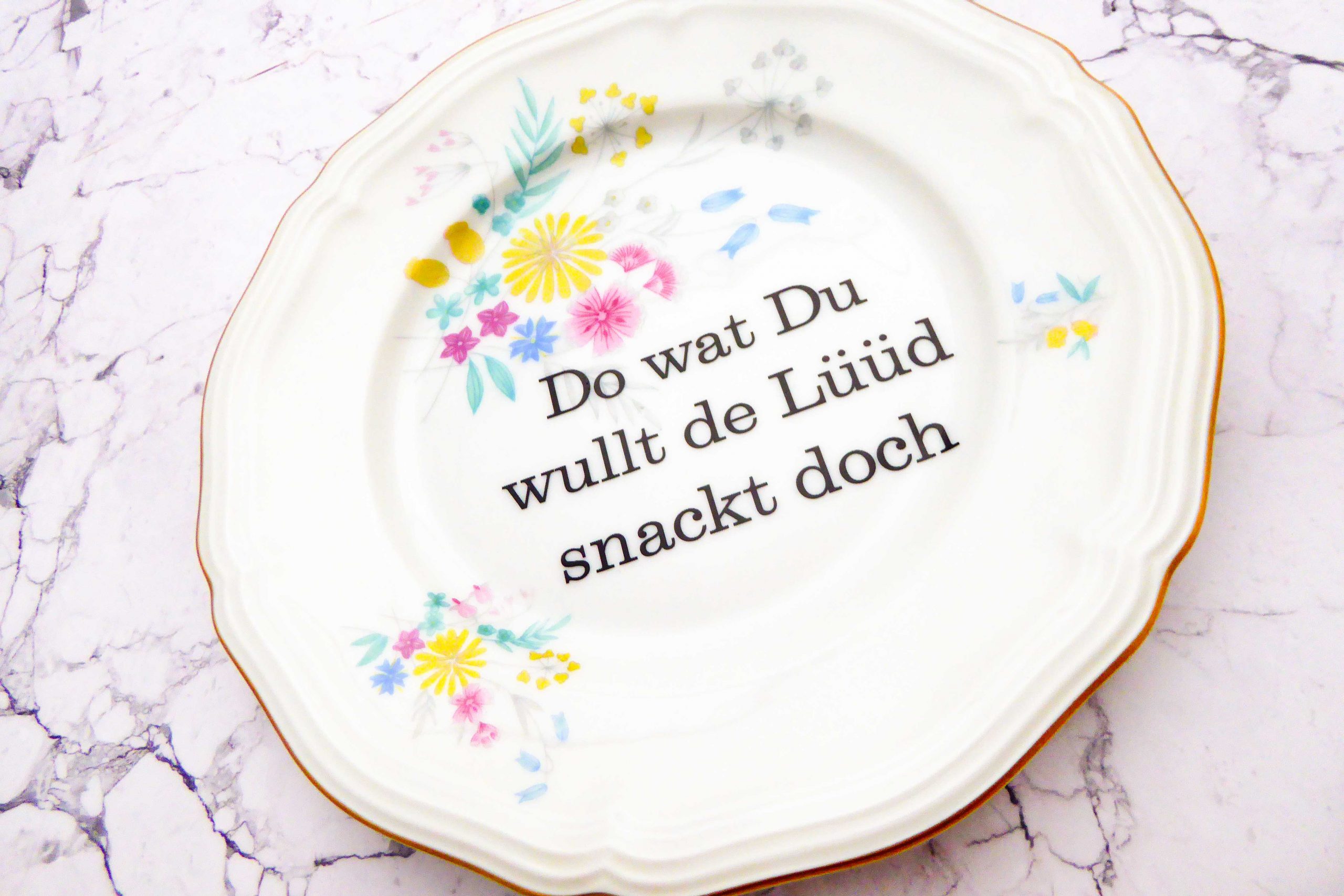 Wandteller Typo Do wat du wullt vintage Herr Fuchs Gold Bunt 19cm Blume plattdeutsch – Bild 2