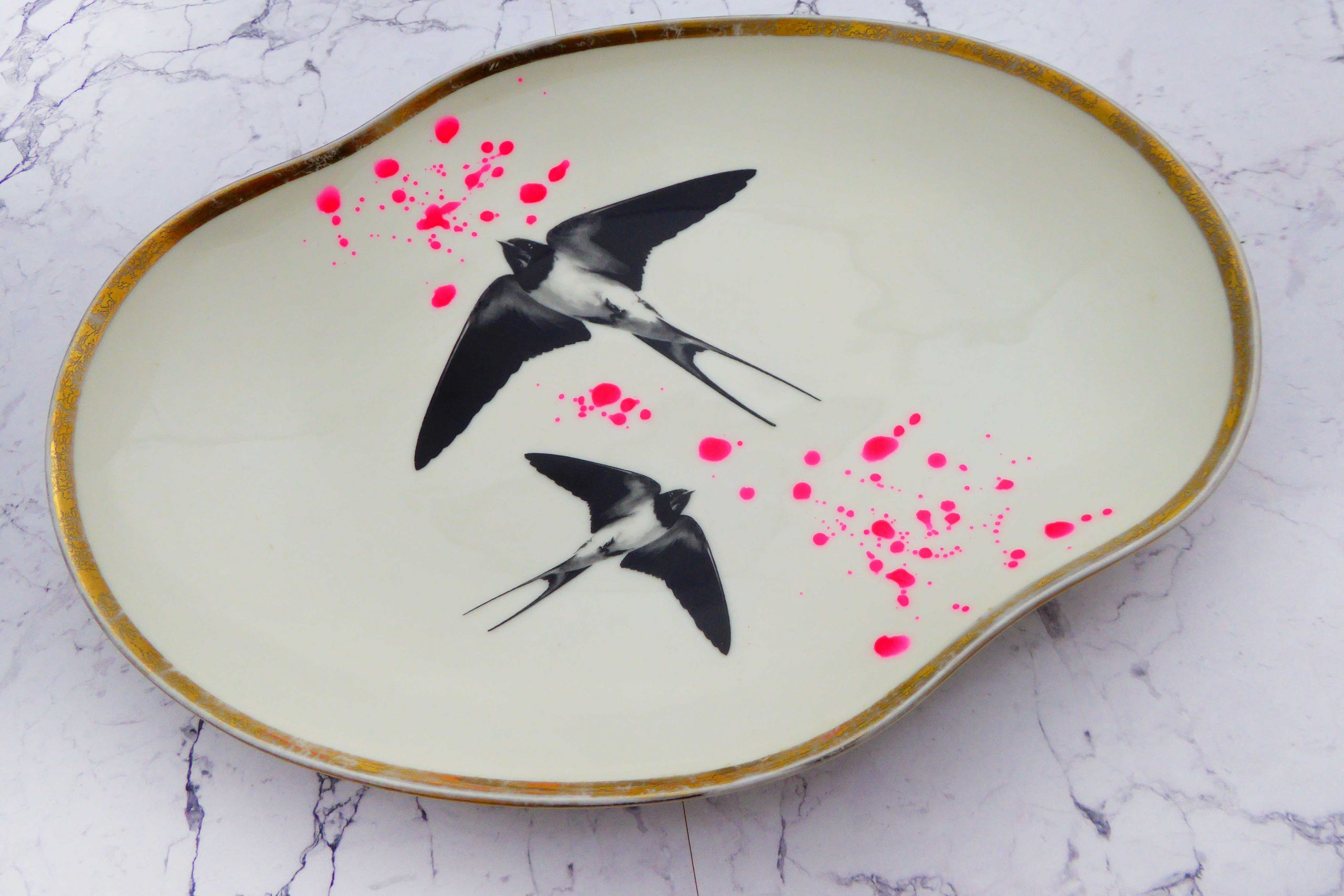 Wandteller Platte Herr Fuchs Schwalbe gold Wohnen 28/20cm neonpink Kleckse vintage – Bild 3