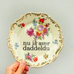 Wandteller daddeldu Typo Herr Fuchs 19cm  plattdeutsch vintage Bunt Blumen Gold