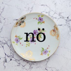 Wandteller Typo NÖ vintage Herr Fuchs Teller Blumen 19cm Lila Gold