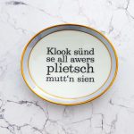 Wandteller plietsch Typo Herr Fuchs mini 11cm gold metallicblau oval vintage Wohnen plattdeutsch