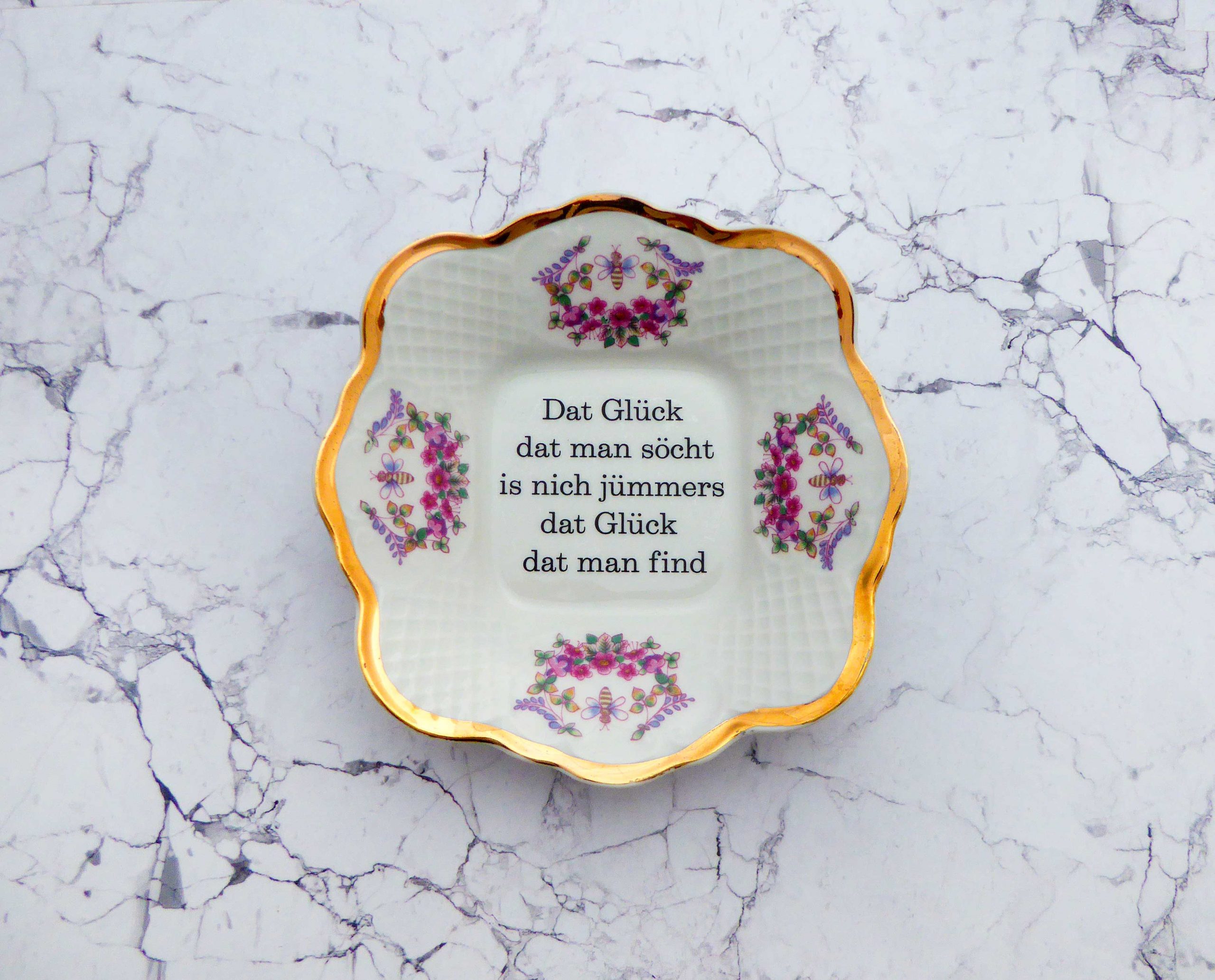 Wandteller Herr Fuchs Typo Glück Gold plattdeutsch Biene Blumen eckig 16 vintage