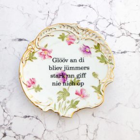 Wandteller Glööv an di Typo Herr Fuchs mini 15cm gold plattdeutsch Blumen vintage