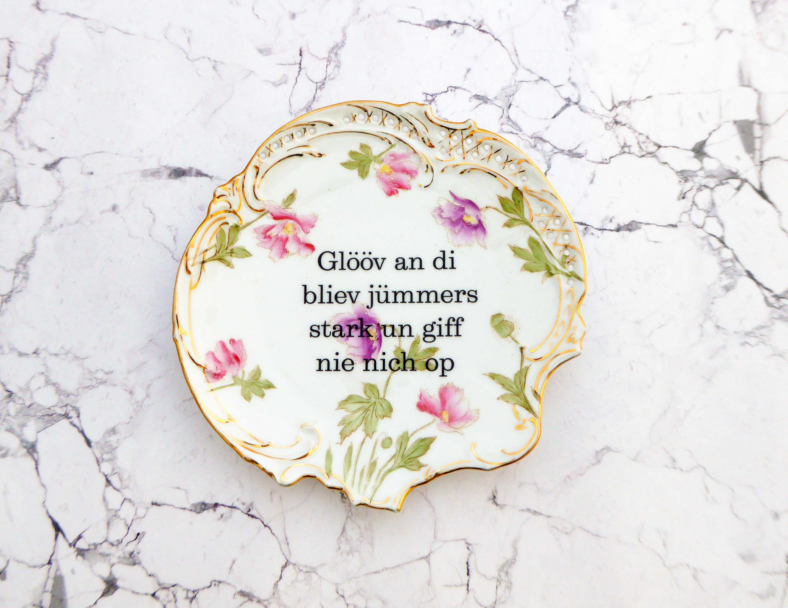 Wandteller Glööv an di Typo Herr Fuchs mini 15cm gold plattdeutsch Blumen vintage