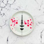 Wandteller Herr Fuchs Hamburger Fernsehturm weiß mini 10cm neonpink Kleckse pink