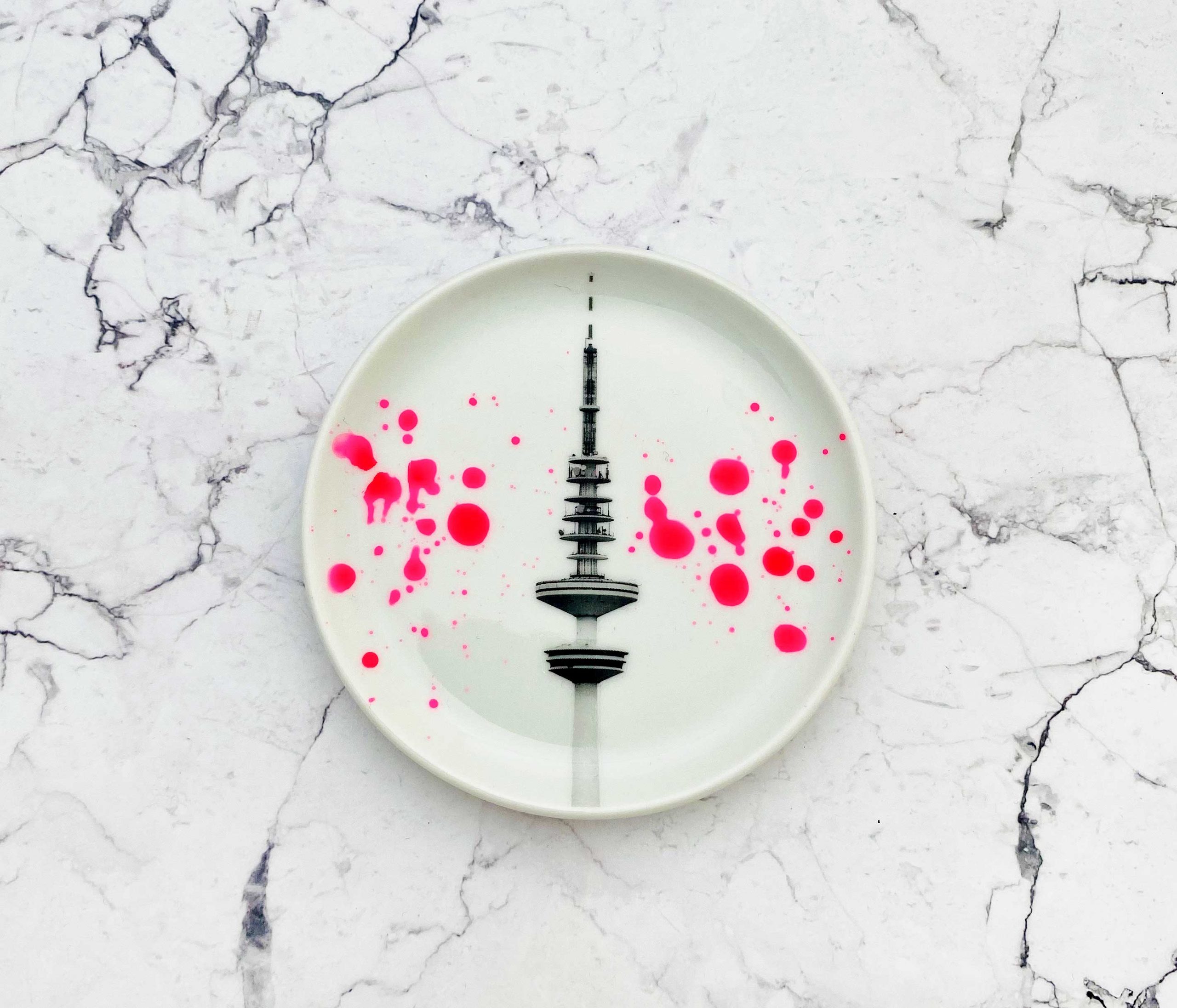 Wandteller Herr Fuchs Hamburger Fernsehturm weiß mini 10cm neonpink Kleckse pink