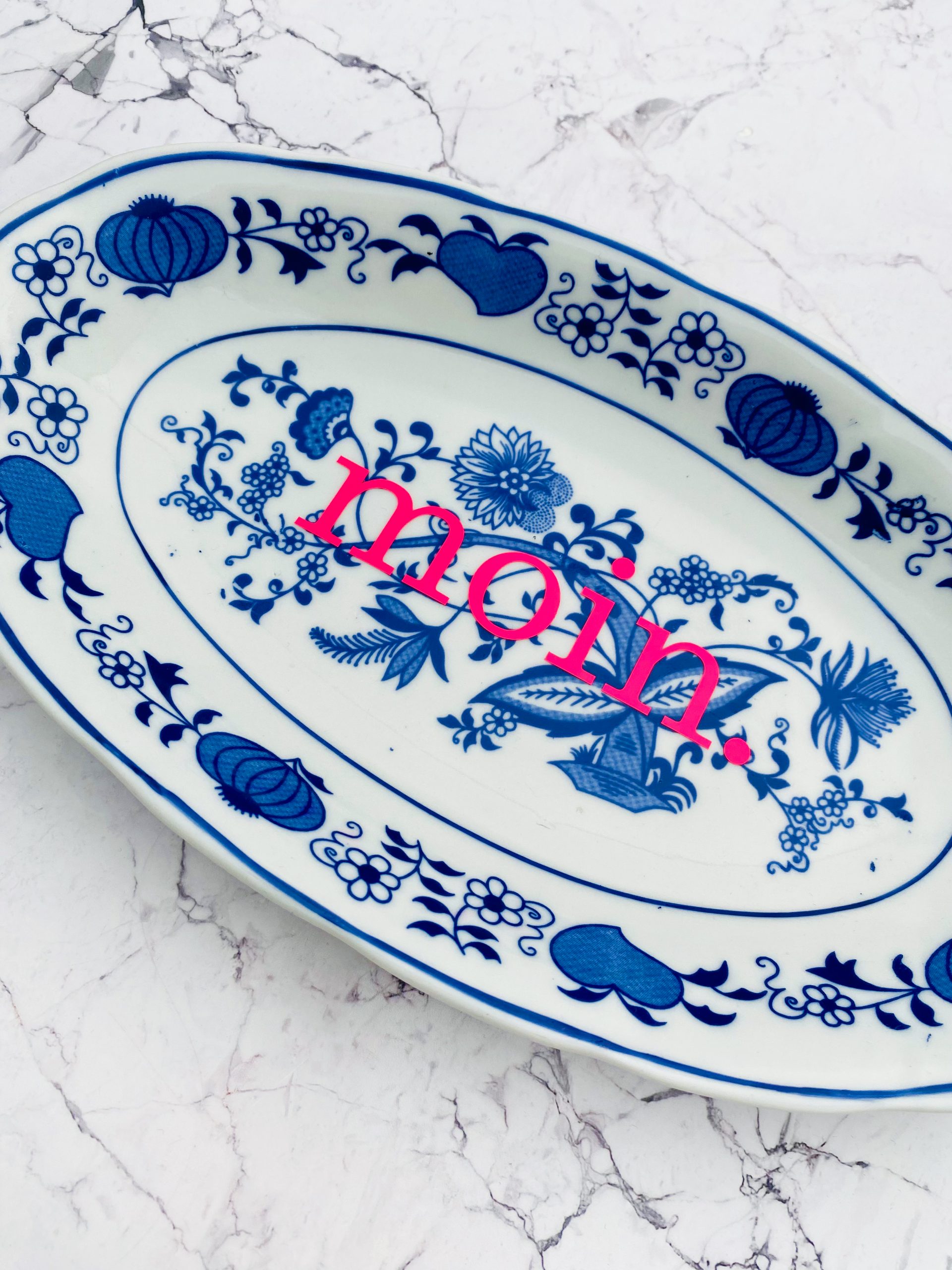 Wandplatte moin. Typo Herr Fuchs Blau Neonpink 24cm Zwiebelmuster Blume vintage – Bild 2