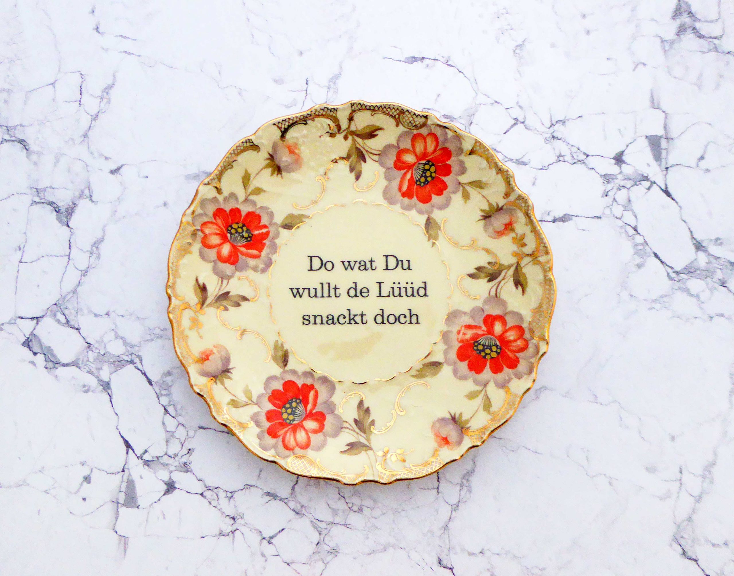 Wandteller Typo Do wat du wullt vintage Herr Fuchs Teller Gold Rot 19cm Blume plattdeutsch