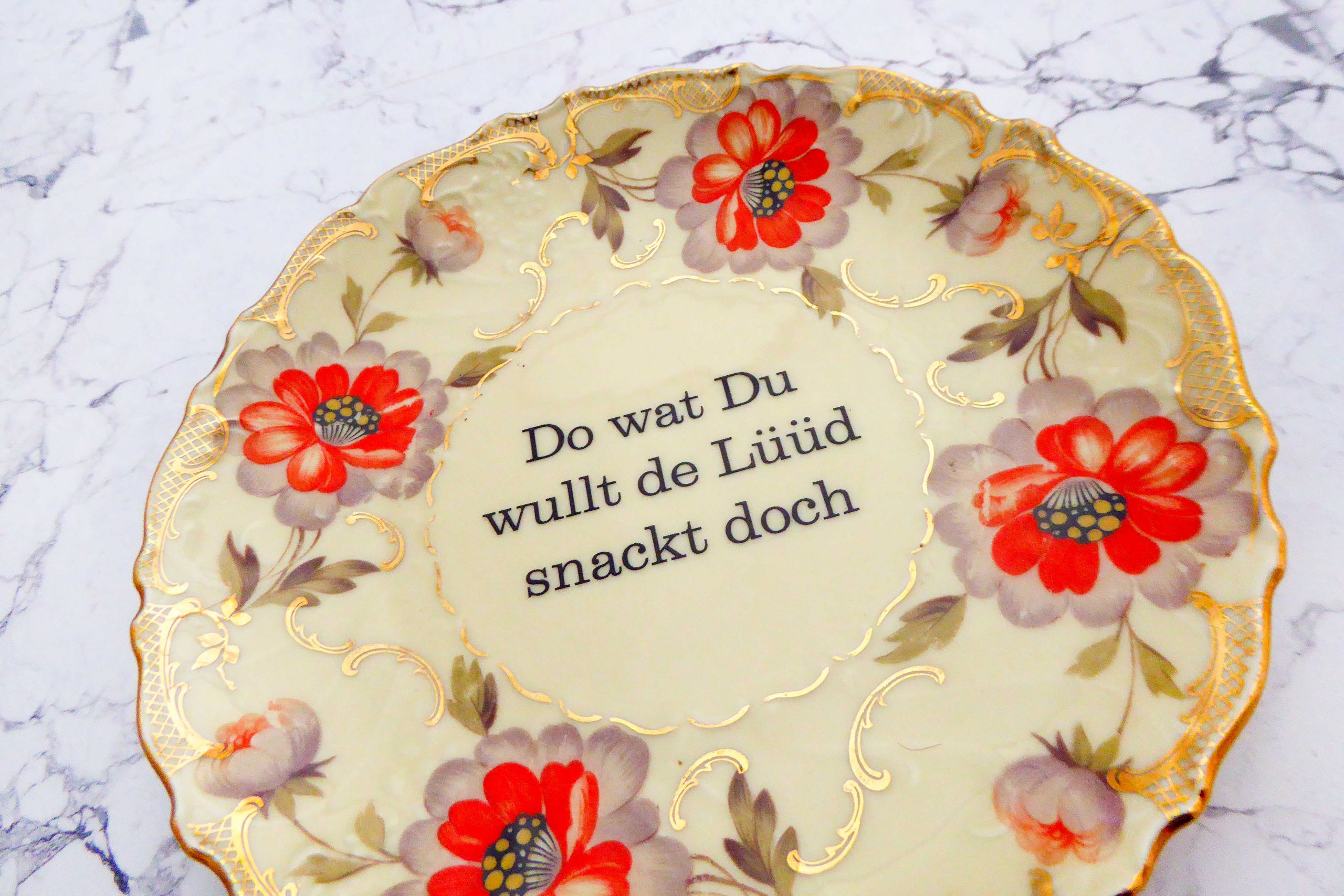 Wandteller Typo Do wat du wullt vintage Herr Fuchs Teller Gold Rot 19cm Blume plattdeutsch – Bild 2