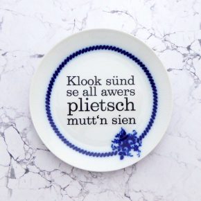 Wandteller Typo plietsch vintage Herr Fuchs Teller Blau/weiß plattdeutsch Blume 19cm Ranke