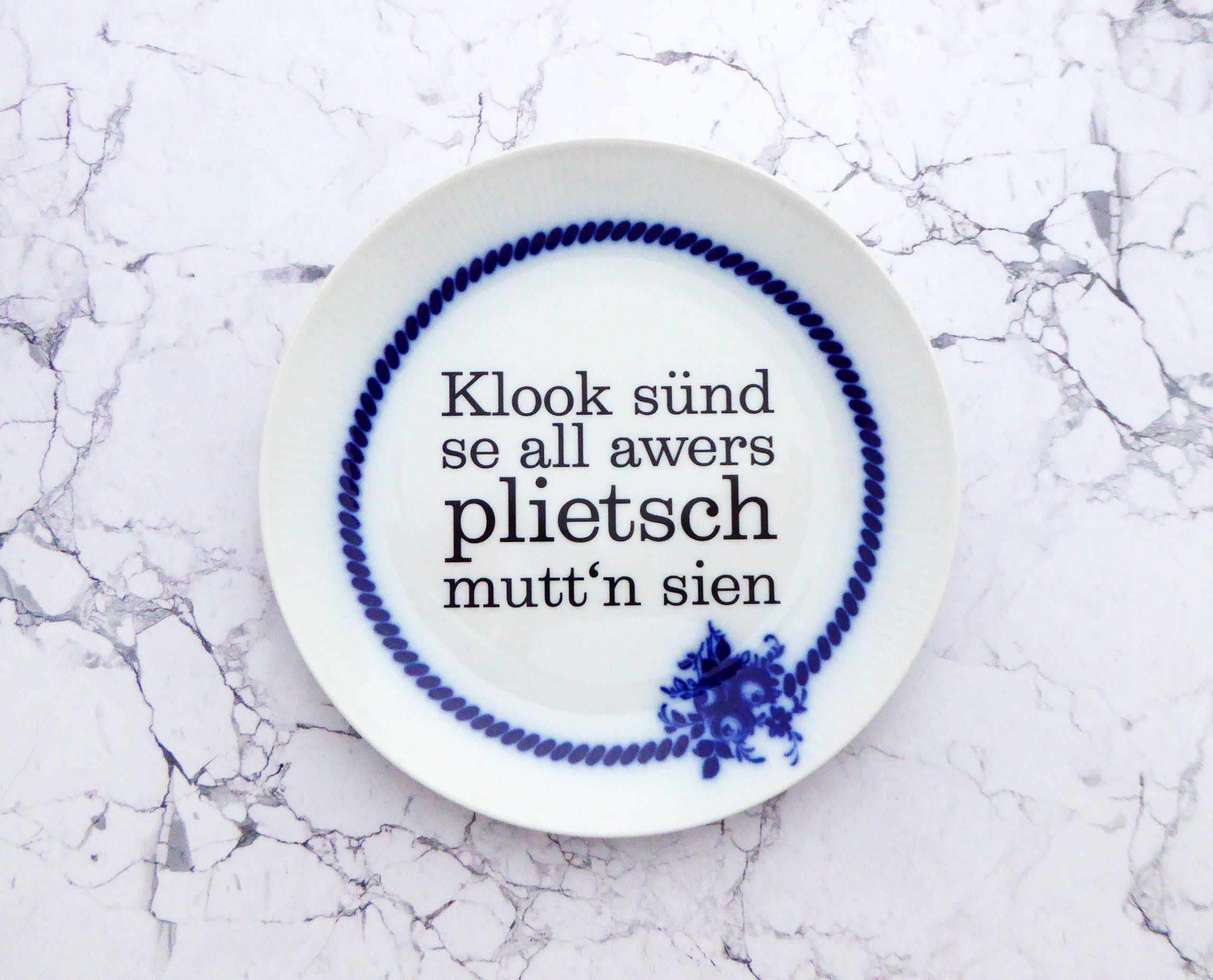 Wandteller Typo plietsch vintage Herr Fuchs Teller Blau/weiß plattdeutsch Blume 19cm Ranke