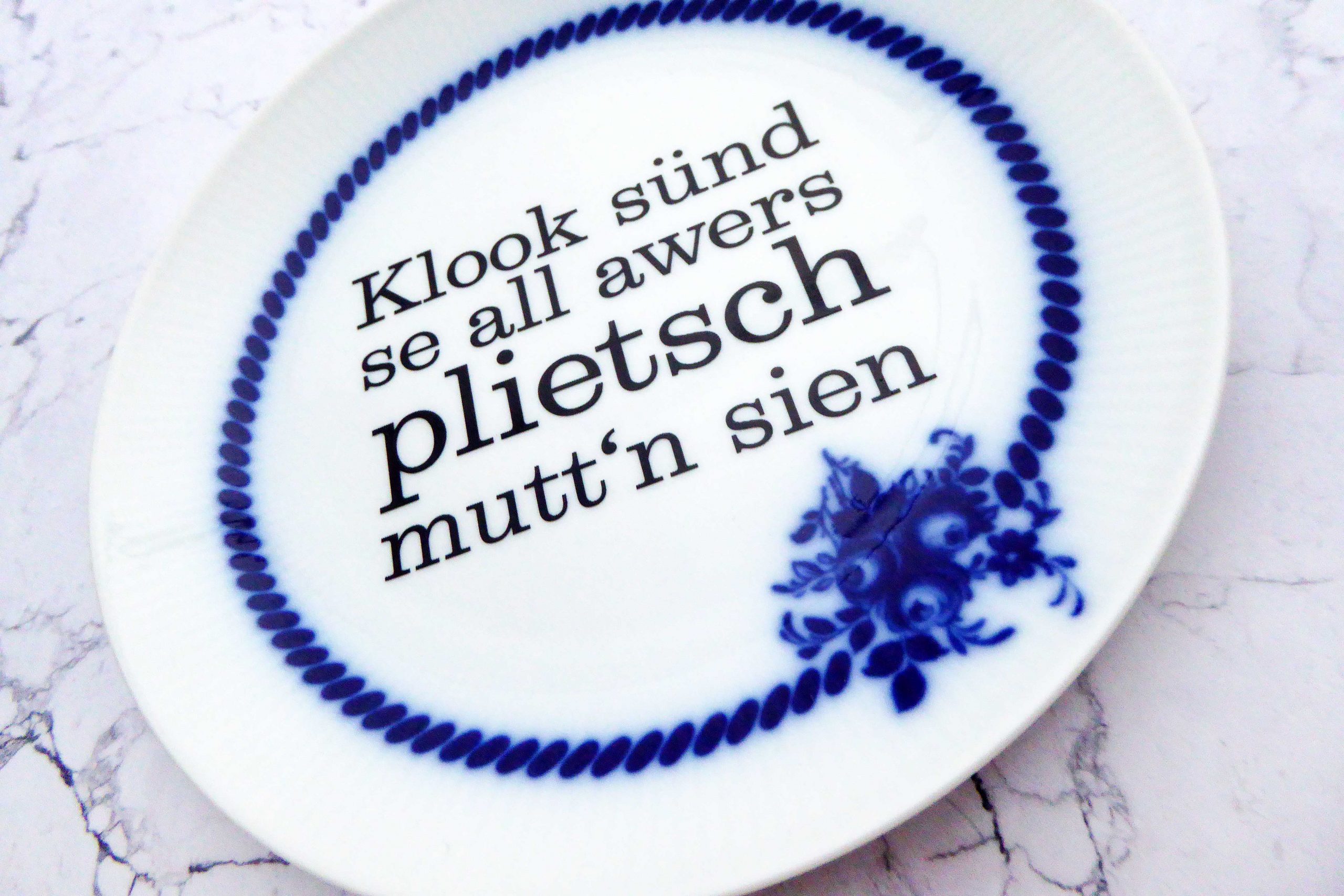 Wandteller Typo plietsch vintage Herr Fuchs Teller Blau/weiß plattdeutsch Blume 19cm Ranke – Bild 2
