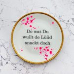 Wandteller Do wat Typo Herr Fuchs neon Punkte Kleckse pink gold vintage plattdeutsch 19cm