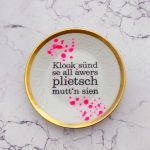 Wandteller plietsch Typo Herr Fuchs mini 12cm neon Punkte Kleckse pink gold vintage plattdeutsch