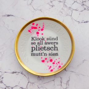 Wandteller plietsch Typo Herr Fuchs mini 12cm neon Punkte Kleckse pink gold vintage plattdeutsch