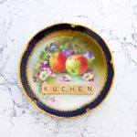 Wandteller Kuchen Vintage Herr Fuchs Deko Küche 19cm Food Früchte Bunt Gold Scrabble