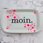 Wandteller Platte moin. Typo Herr Fuchs 19cm neon Punkte Kleckse pink weiß