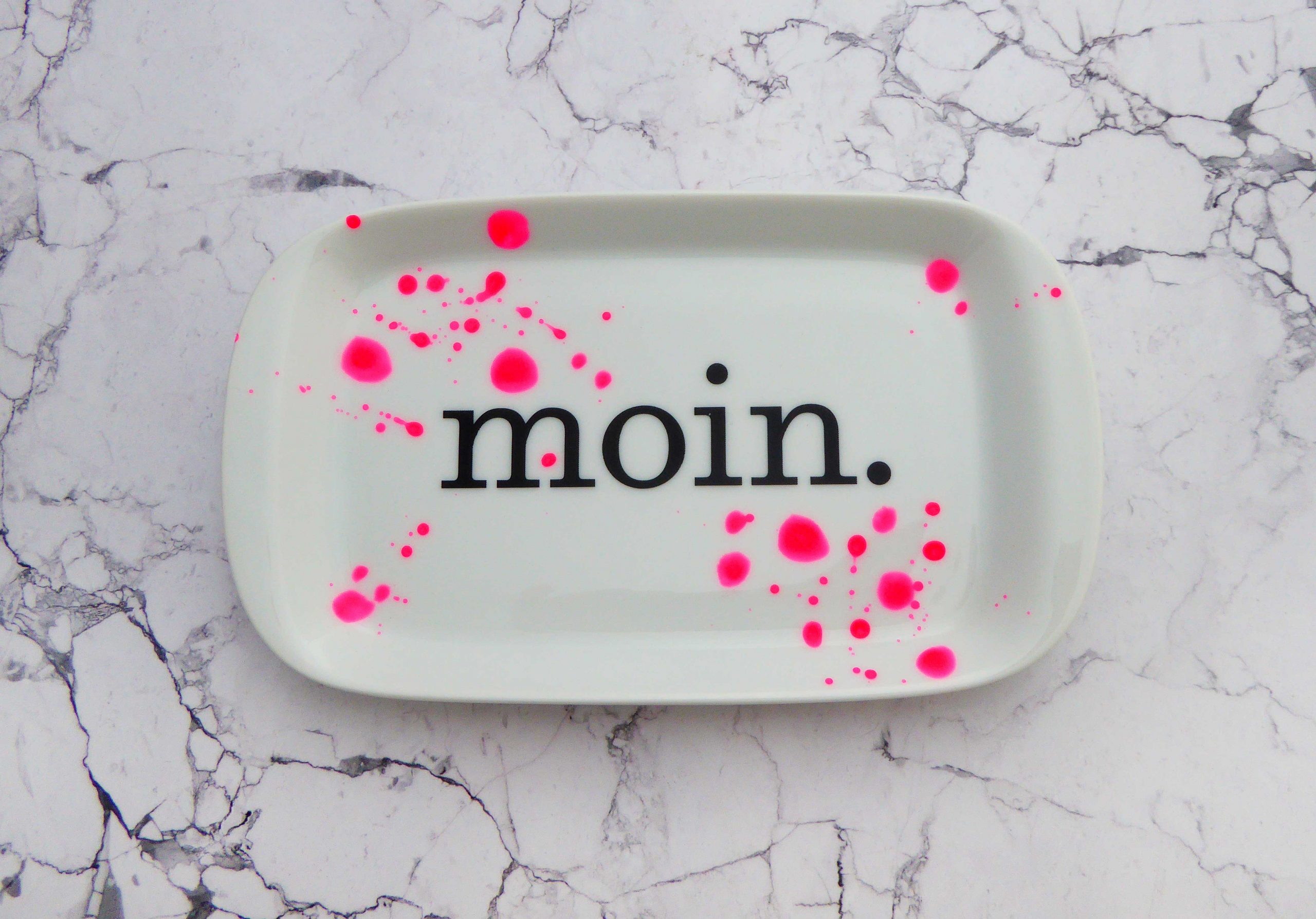 Wandteller Platte moin. Typo Herr Fuchs 19cm neon Punkte Kleckse pink weiß