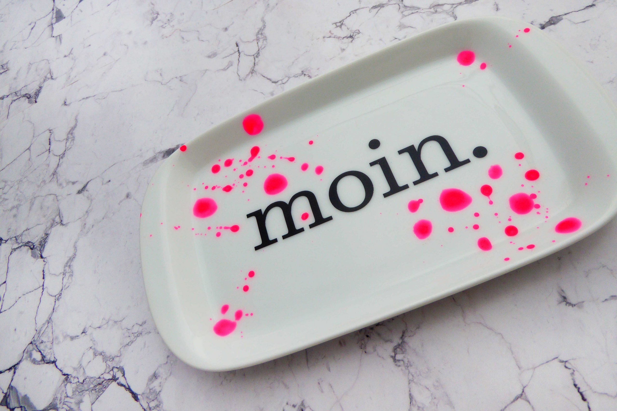 Wandteller Platte moin. Typo Herr Fuchs 19cm neon Punkte Kleckse pink weiß – Bild 2