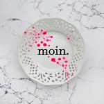 Wandteller moin. Typo Herr Fuchs Durchbruch 14cm neon Punkte Kleckse pink vintage