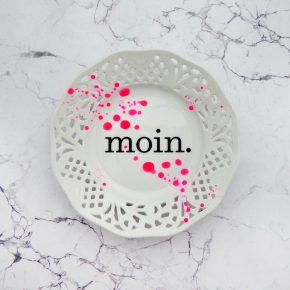 Wandteller moin. Typo Herr Fuchs Durchbruch 14cm neon Punkte Kleckse pink vintage