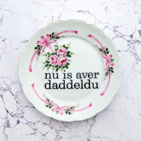 Wandteller Typo Nu is aver daddeldu  vintage Herr Fuchs Teller Blumen Schleifen 19cm rosa