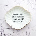 Wandteller Glööv an di Typo Herr Fuchs mini 13cm gold plattdeutsch eckig Muschel