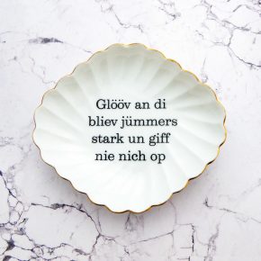 Wandteller Glööv an di Typo Herr Fuchs mini 13cm gold plattdeutsch eckig Muschel