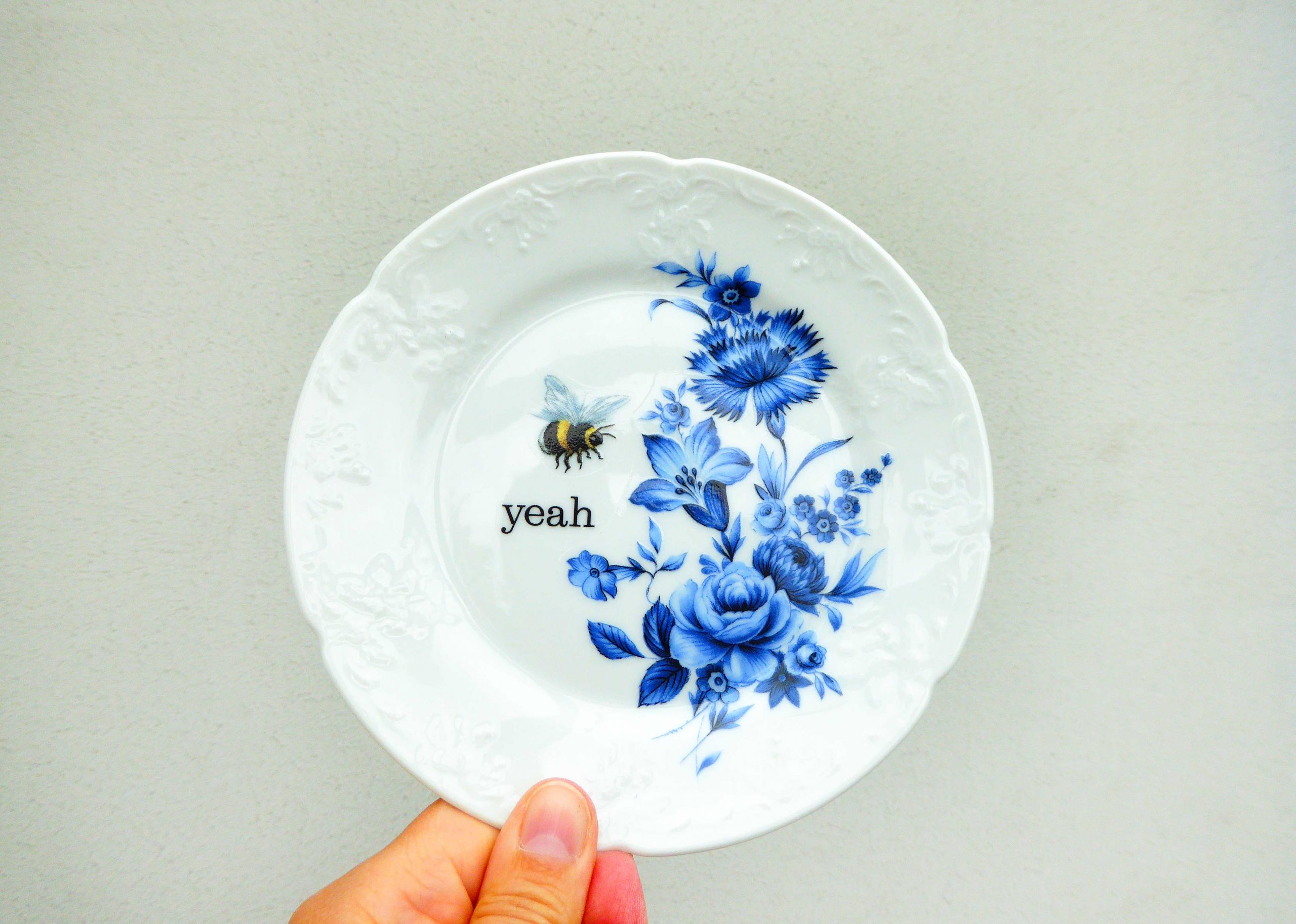 Wandteller Herr Fuchs yeah Typo Wohnen Hummel 15cm vintage weiß blau Blume – Bild 2