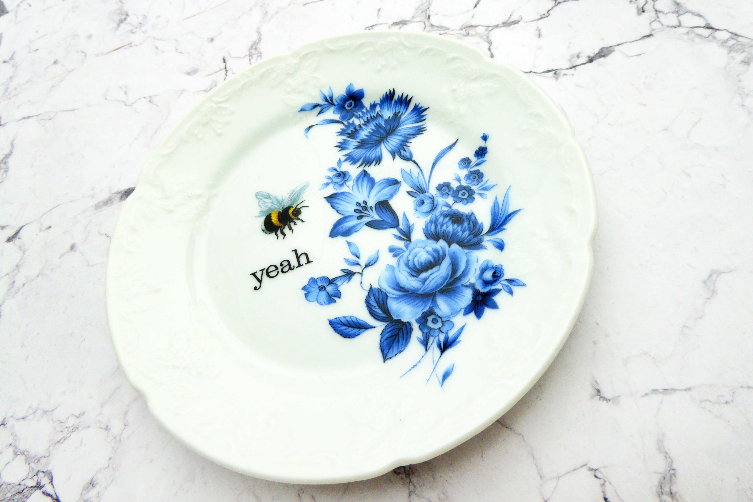 Wandteller Herr Fuchs yeah Typo Wohnen Hummel 15cm vintage weiß blau Blume – Bild 4