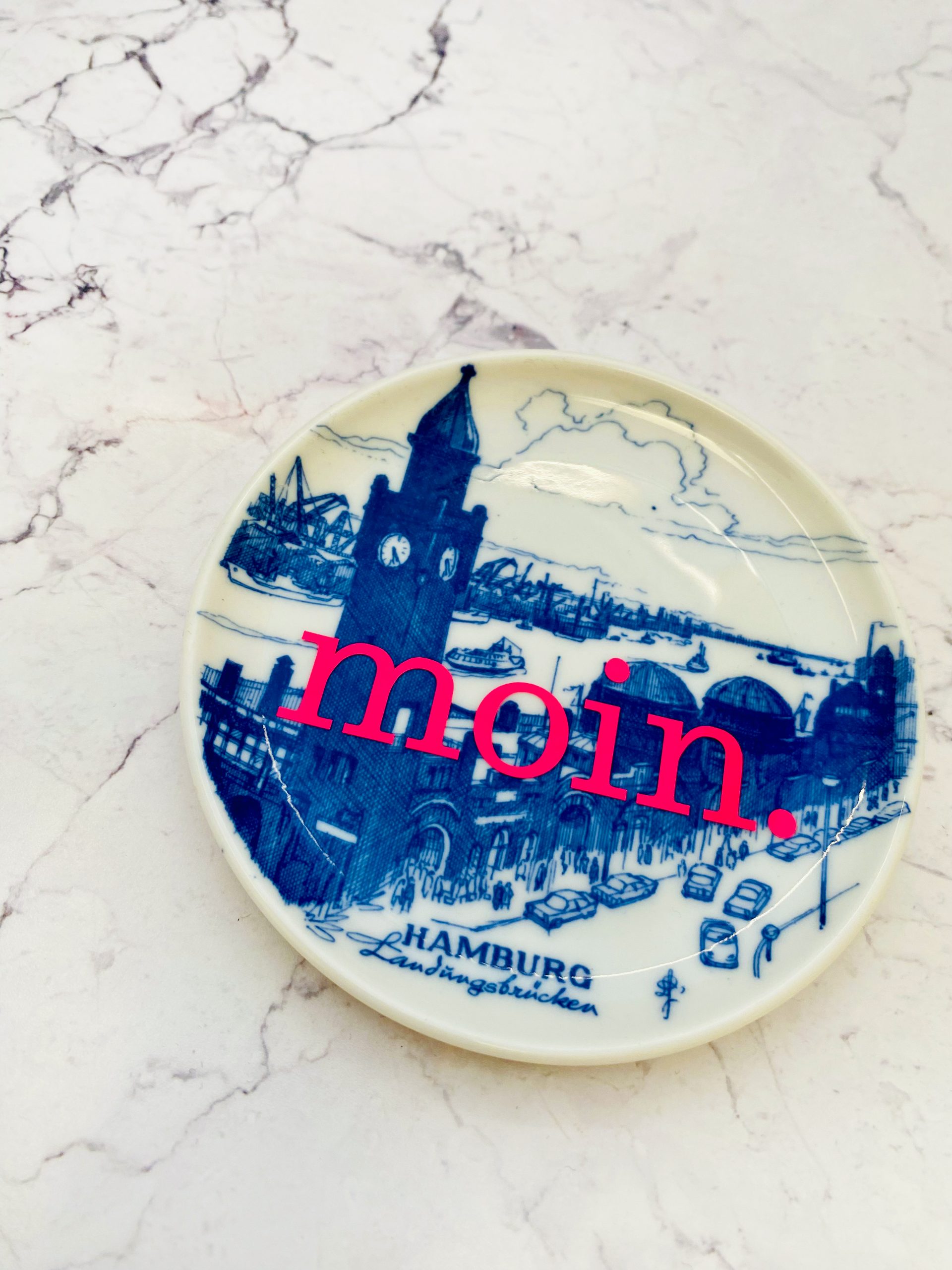 Wandteller Typo moin. vintage Herr Fuchs mini neonpink 10cm Landungsbrücke Hamburg blau – Bild 2