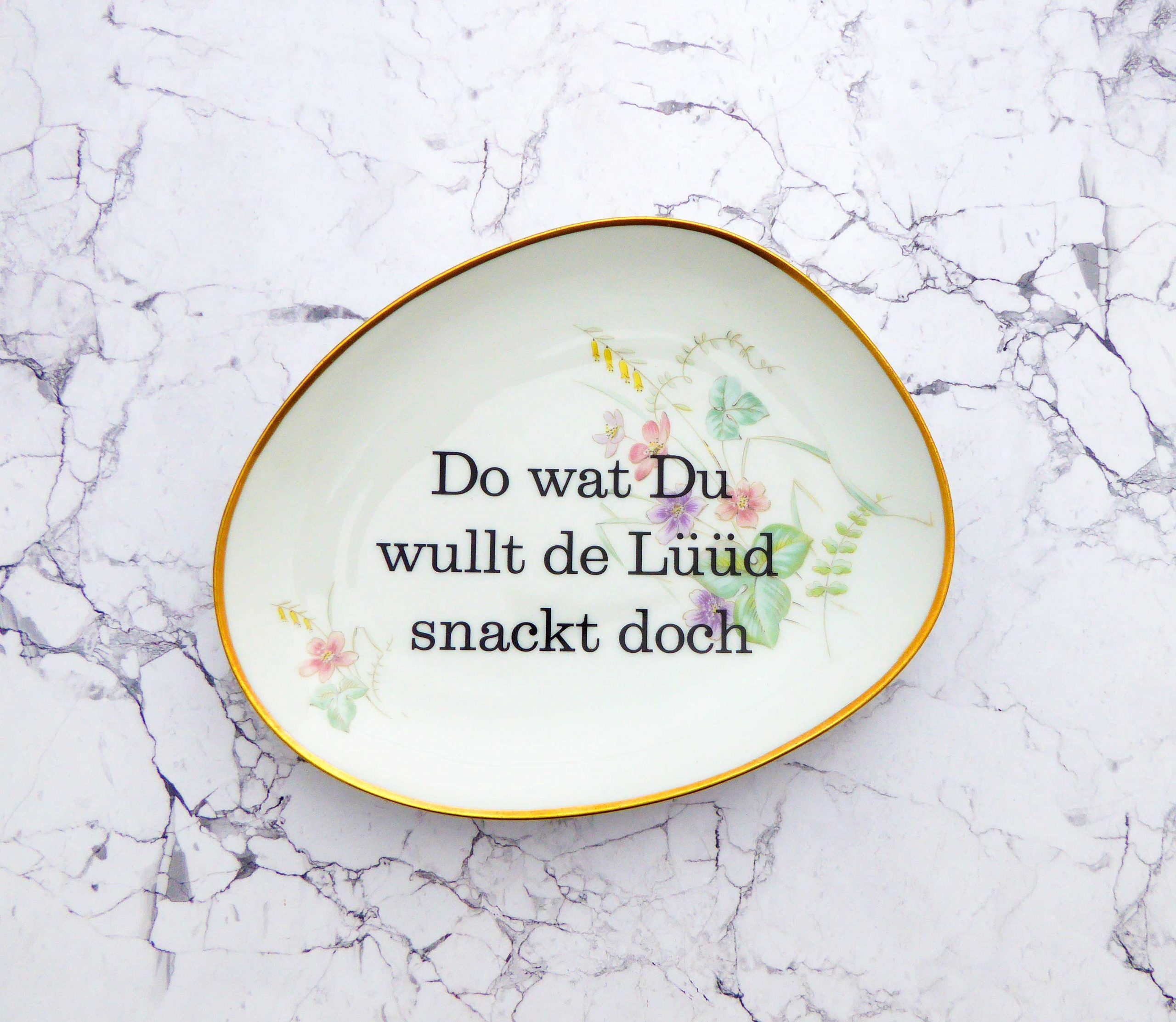 Wandteller Typo Do wat du wullt vintage Herr Fuchs Teller Gold Bunt 20cm Blume plattdeutsch oval