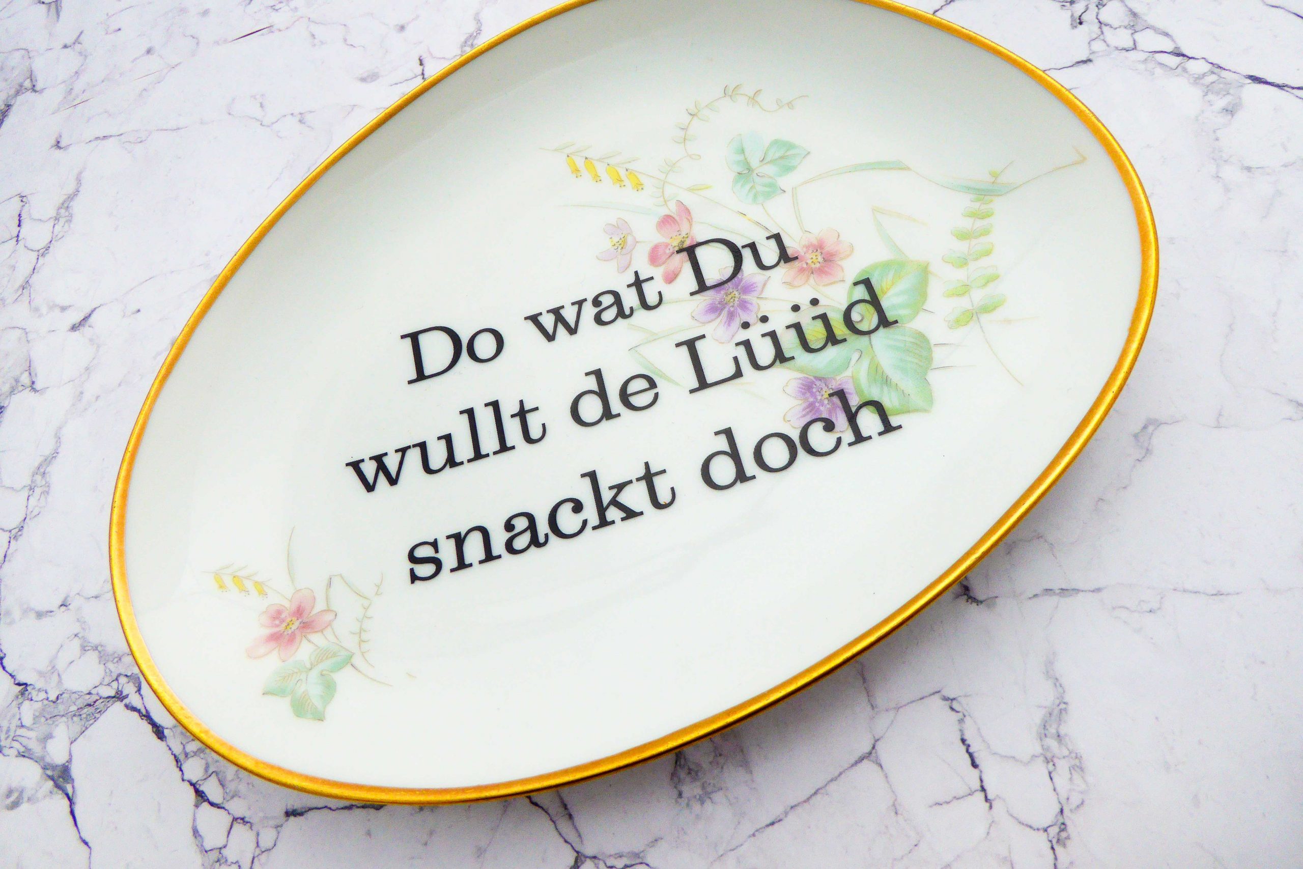 Wandteller Typo Do wat du wullt vintage Herr Fuchs Teller Gold Bunt 20cm Blume plattdeutsch oval – Bild 2