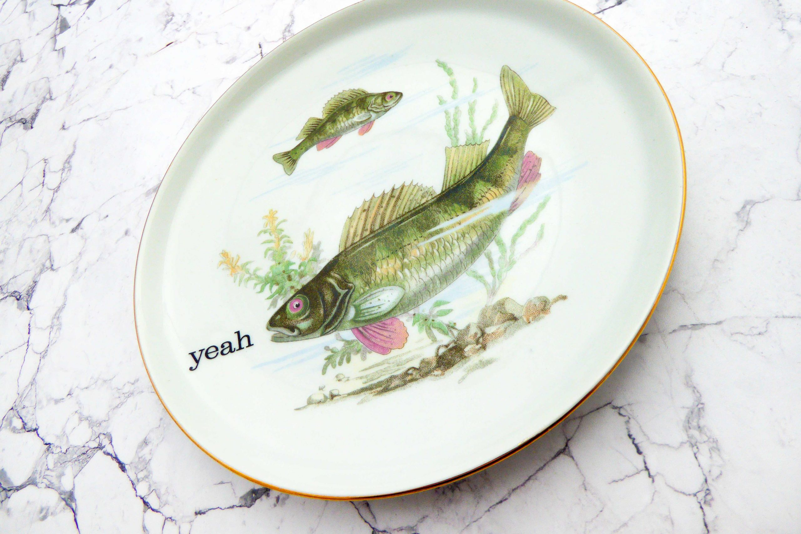 Wandteller Herr Fuchs Typo yeah 18cm Fisch gold Wohnen Meer vintage Grün Rosa Fische – Bild 3