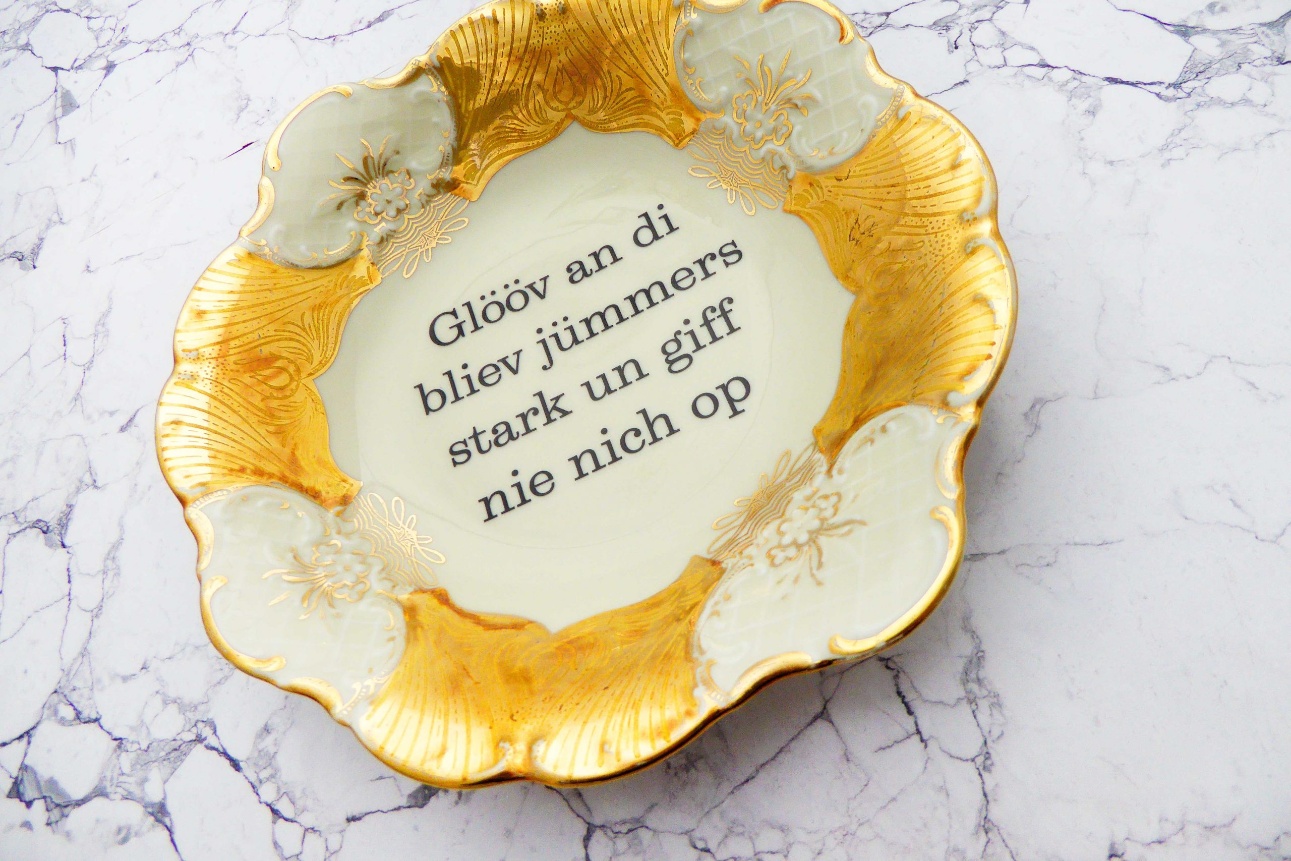Wandteller Typo Glööv an di vintage Herr Fuchs Teller plattdeutsch gold 20cm Muster – Bild 2