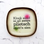 Wandteller plietsch Typo Herr Fuchs mini 10cm gold grün rosa vintage Wohnen plattdeutsch eckig