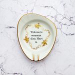 Wandteller Tohuus Typo Herr Fuchs mini 13cm gold oval vintage plattdeutsch eckig